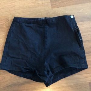 Highwaisted black shorts